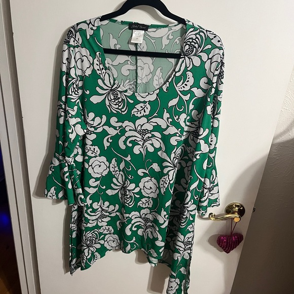 💝 2X Floral Green and White Women's Top - Picture 3 of 9